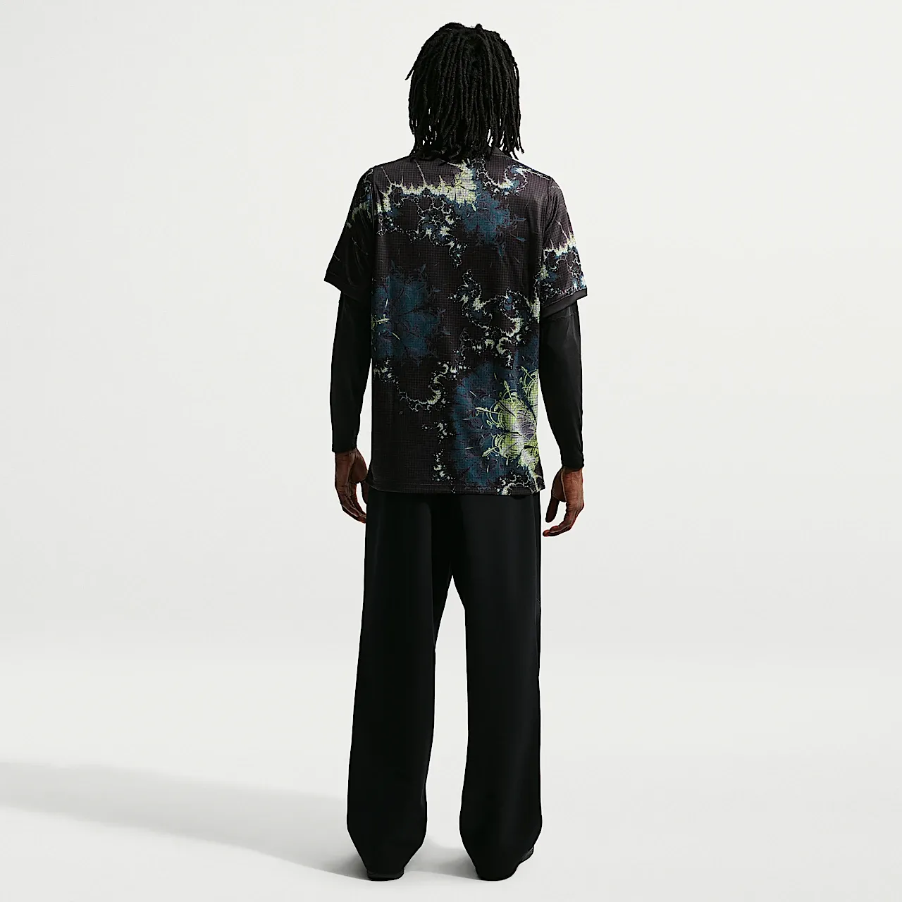 Model draagt het shirt